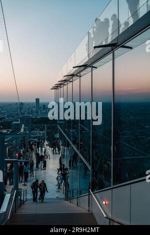Tokio, Japan - Mai 04 2023: Die Menschen genießen den Sonnenuntergang über der Stadtlandschaft von Tokio vom Shibuya Sky Observation Desk in der japanischen Hauptstadt. Stockfoto