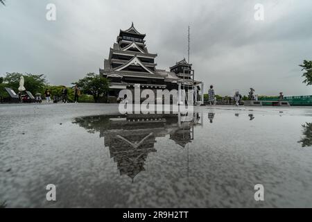 Kumamoto, Japan - Mai 20 2023: Die Burg Kumamoto spiegelt sich im Regenwasser von Kyushu im Süden Japans wider Stockfoto