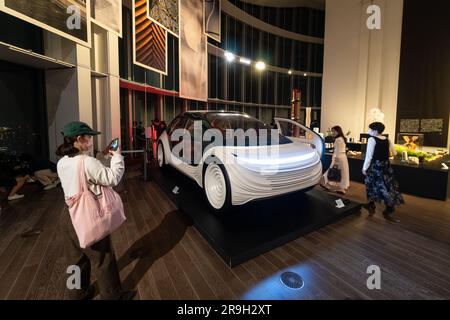 Tokio, Japan - Mai 03 2023: Besucher genießen die moderne Designausstellung im Mori Art Museum in Roppongi in Tokio Stockfoto