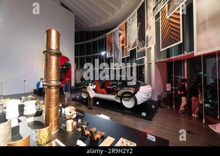 Tokio, Japan - Mai 03 2023: Besucher genießen die moderne Designausstellung im Mori Art Museum in Roppongi in Tokio Stockfoto