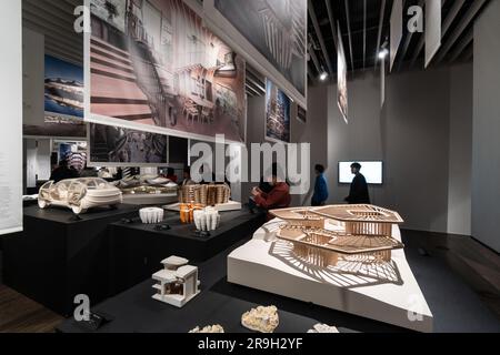 Tokio, Japan - Mai 03 2023: Besucher genießen die moderne Designausstellung im Mori Art Museum in Roppongi in Tokio Stockfoto