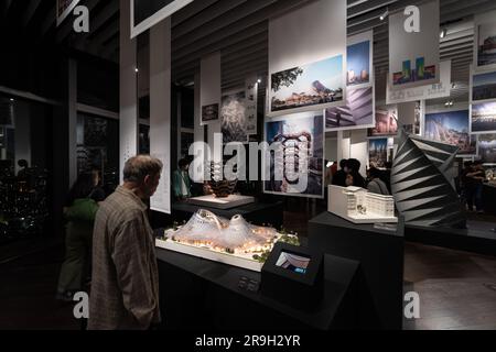 Tokio, Japan - Mai 03 2023: Besucher genießen die moderne Designausstellung im Mori Art Museum in Roppongi in Tokio Stockfoto