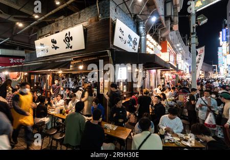 Tokio, Japan - 03 2023. Mai: Die Gäste essen abends in einem traditionellen Yakitori-Restaurant in den Straßen neben dem Bahnhof Ueno in Tokio Stockfoto