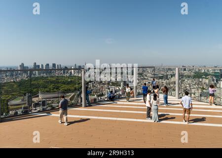 Tokio, Japan - Mai 04 2023: Vom Shibuya Sky Observation Desk in der japanischen Hauptstadt genießen die Menschen den Blick über das Stadtbild von Tokio. Stockfoto
