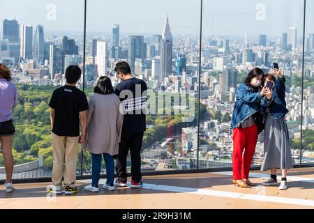 Tokio, Japan - Mai 04 2023: Die Menschen genießen den Blick über die Skyline von Tokio mit den Wolkenkratzern von Shinjuku und dem Yoyogi-Park von der Shibuya Sky Observation Stockfoto