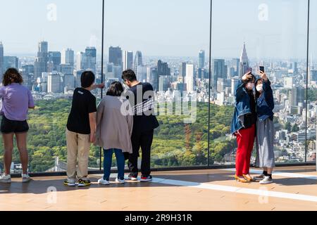 Tokio, Japan - Mai 04 2023: Die Menschen genießen den Blick über die Skyline von Tokio mit den Wolkenkratzern von Shinjuku und dem Yoyogi-Park von der Shibuya Sky Observation Stockfoto