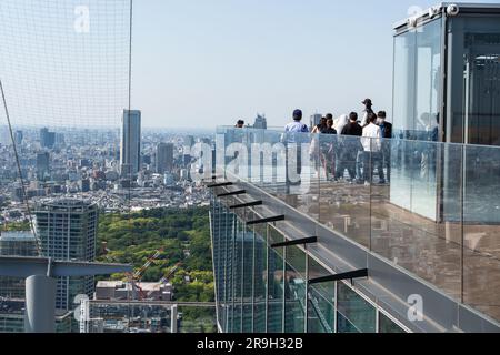 Tokio, Japan - Mai 04 2023: Vom Shibuya Sky Observation Desk in der japanischen Hauptstadt genießen die Menschen den Blick über das Stadtbild von Tokio. Stockfoto
