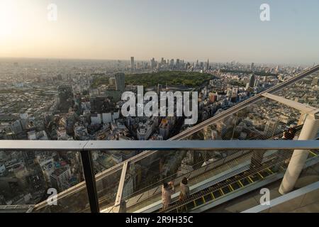 Tokio, Japan - Mai 04 2023: Menschen machen Fotos, während sie mit der Rolltreppe den Shibuya Sky Aussichtsplatz in der japanischen Hauptstadt bei Sonnenuntergang hinauffahren Stockfoto