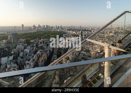 Tokio, Japan - Mai 04 2023: Menschen machen Fotos, während sie mit der Rolltreppe den Shibuya Sky Aussichtsplatz in der japanischen Hauptstadt bei Sonnenuntergang hinauffahren Stockfoto