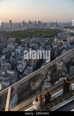 Tokio, Japan - Mai 04 2023: Menschen machen Fotos, während sie mit der Rolltreppe den Shibuya Sky Aussichtsplatz in der japanischen Hauptstadt bei Sonnenuntergang hinauffahren Stockfoto