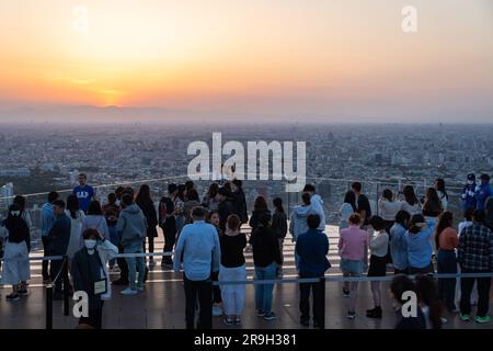 Tokio, Japan - Mai 04 2023: Die Menschen genießen den Sonnenuntergang über der Stadtlandschaft von Tokio vom Shibuya Sky Observation Desk in der japanischen Hauptstadt. Stockfoto