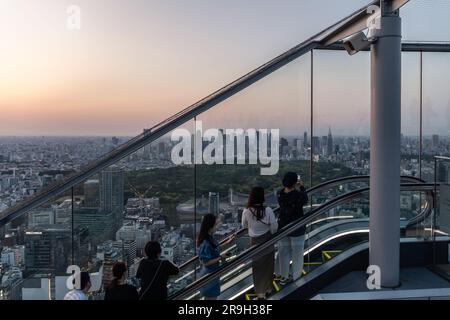 Tokio, Japan - Mai 04 2023: Menschen machen Fotos, während sie mit der Rolltreppe den Shibuya Sky Aussichtsplatz in der japanischen Hauptstadt bei Sonnenuntergang hinauffahren Stockfoto