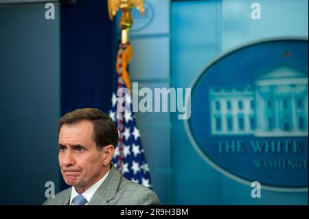 John Kirby, Koordinator des Nationalen Sicherheitsrats für strategische Kommunikation, bietet Reportern während einer Pressekonferenz im Weißen Haus am Montag, den 26. Juni 2023 in Washington, DC, Bemerkungen und Feldfragen an. Kredit: Rod Lamkey / CNP / MediaPunch Stockfoto