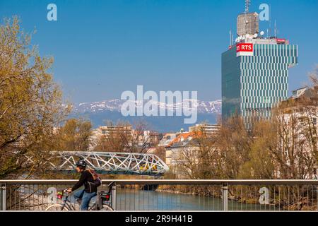 Genf, Schweiz - 25. MÄRZ 2022: Außenansicht des RTS, Schweizer Radio-TV-Gebäude in Genf, Schweiz. Stockfoto