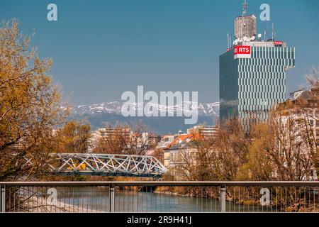 Genf, Schweiz - 25. MÄRZ 2022: Außenansicht des RTS, Schweizer Radio-TV-Gebäude in Genf, Schweiz. Stockfoto