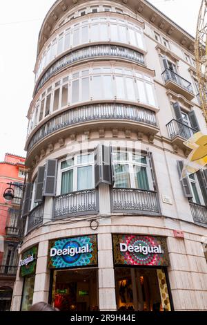 Malaga, Spanien - 27. FEBRUAR 2022: Desigual Store in der Marques de Larios Street, einer lebhaften Einkaufsstraße in Malaga. Desigual ist ein spanisches A-Modell mit Sitz in Barcelona Stockfoto