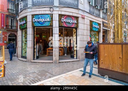 Malaga, Spanien - 27. FEBRUAR 2022: Desigual Store in der Marques de Larios Street, einer lebhaften Einkaufsstraße in Malaga. Desigual ist ein spanisches A-Modell mit Sitz in Barcelona Stockfoto