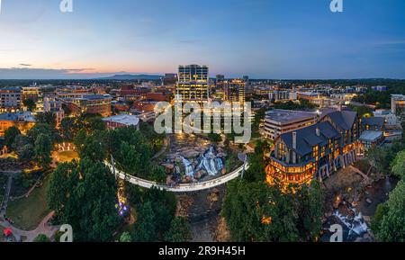 Greenville, South Carolina im Falls Park am Reedy Creek in der Abenddämmerung. Stockfoto