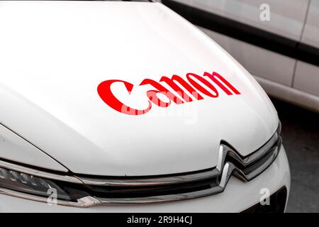 Genf, Schweiz - 25. MÄRZ 2022: Logo der Marke Canon auf dem Servicewagen des Unternehmens in Genf, Schweiz. Stockfoto