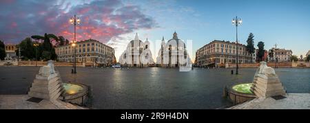 Zwillingskirchen auf der Piazza del Popolo in Rom, Italien in der Abenddämmerung. Stockfoto