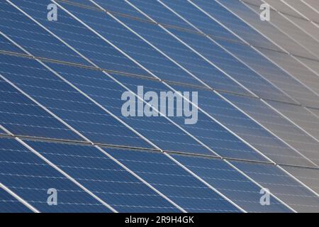 Licht reflektiert vom Hintergrund des Sonnenkollektors Stockfoto