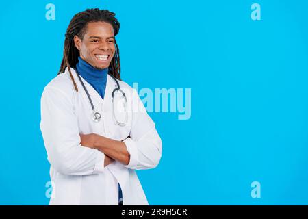 Freundlicher lateinischer Arzt mit Dreadlocks in Uniform und Stethoskop Stockfoto