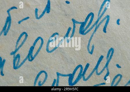 Unleserliche handgeschriebene Schriftart, die mit einem Stift auf altem russischem Papier als Makrofoto im Hintergrund geschrieben wurde Stockfoto