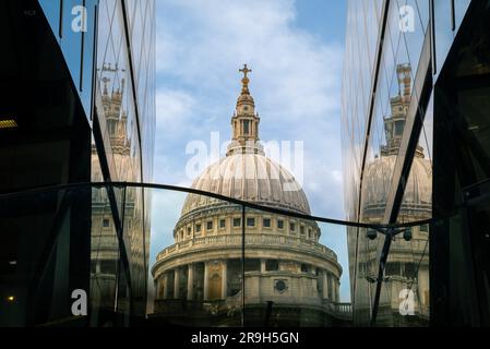 06.23.23. London, Vereinigtes Königreich. Die St. Pauls-Kathedrale ist die beliebteste touristische Kirche in London. Herrliche Innenräume und erstaunliche Kunst auf t Stockfoto