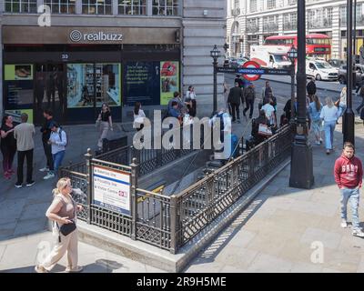 LONDON, Großbritannien - 08. JUNI 2023: Menschen an der U-Bahn-Station Piccadilly Circus Stockfoto