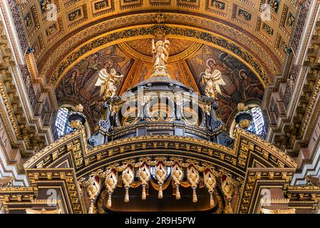 06.23.23. London, Vereinigtes Königreich. Die St. Pauls-Kathedrale ist die beliebteste touristische Kirche in London. Herrliche Innenräume und erstaunliche Kunst auf t Stockfoto
