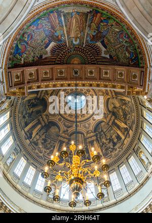 06.23.23. London, Vereinigtes Königreich. Die St. Pauls-Kathedrale ist die beliebteste touristische Kirche in London. Herrliche Innenräume und erstaunliche Kunst auf t Stockfoto