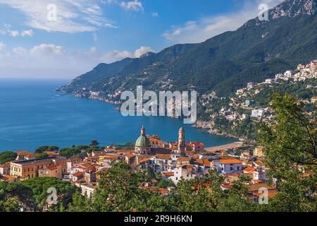 Vietri Sul Mare, die Skyline der Stadt Italien an der Amalfiküste in der Dämmerung. Stockfoto