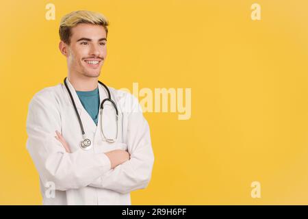 Freundlicher Schwulenarzt in Uniform und Stethoskop Stockfoto