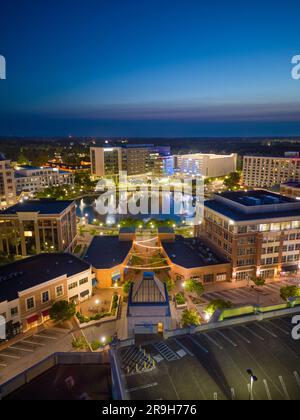 Newport News, Virginia, USA Stadtzentrum von oben in der Dämmerung. Stockfoto