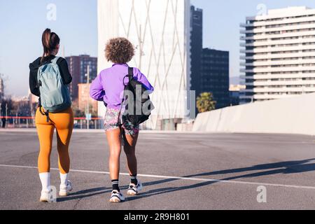 Zwei Freunde, die in einer Stadt herumlaufen und laufen wollen Stockfoto