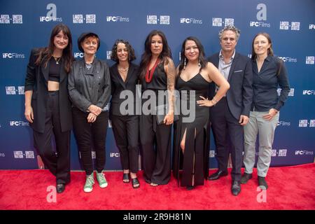 New York, New York, USA. 26. Juni 2023. (NEU) „Lakota Nation vs United States“ New York Premiere. 26. Juni 2023, New York, New York, USA: (L-R) Kathryn Everett, Susan Sarandon, Laura Tomaselli, Amber Morning Star Byars, Sarah Eagle Heart, Mark Ruffalo und Gäste besuchen die Premiere von „Lakota Nation vs United States“ am 26. Juni 2023 im IFC Center in New York City. (Kreditbild: © M10s/TheNEWS2 via ZUMA Press Wire) NUR REDAKTIONELLE VERWENDUNG! Nicht für den kommerziellen GEBRAUCH! Stockfoto
