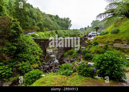 Achada, Portugal - 5. Juli 2022: Naturpark Ribeira dos Caldeiroes auf den Azoren, Insel Sao Miguel. Reisen Sie Abenteuer in einer tropischen Landschaft Stockfoto