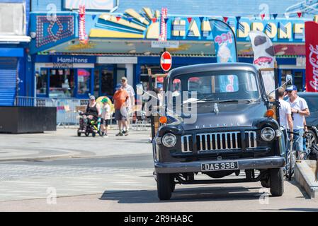 1960 Bedford J Type Truck, ausgestellt nach der Fahrt von London nach Southend. An der Küste in Southend on Sea, Essex, Großbritannien Stockfoto