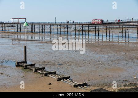 Abwasserabfluss in die Themsenmündung in Southend on Sea, Essex, Großbritannien. Schwerkraftabfluss aus der östlichen Esplanade in die Themse in der Nähe des Piers Stockfoto