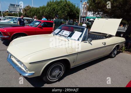 1966 Chevrolet Corvair Monza Mk2, ausgestellt nach der Fahrt von London nach Southend. An der Küste in Southend on Sea, Essex, Großbritannien Stockfoto