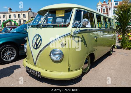 Volkswagen Westfalia Camper, Volkswagen Typ 2 Splitscreen Mikrobus, der nach London zur Southend Oldtimer-Fahrt ausgestellt wird. In Southend auf dem Meer Stockfoto