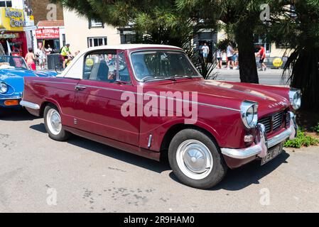 1970 Triumph Herald 13/60 wird nach der Oldtimer-Fahrt von London nach Southend ausgestellt. An der Küste in Southend on Sea, Essex, Großbritannien Stockfoto