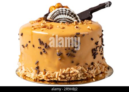 Karamellkuchen isoliert auf weißem Hintergrund. Schokoladen- und Haselnuss-Geburtstagskuchen oder Festtagskuchen. Backwaren-Desserts. Schließen Stockfoto