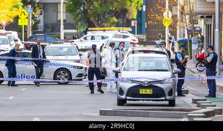 Sydney, Australien. 27. Juni 2023. Alen Moradian, eine mutmaßliche Unterweltfigur mit verdächtigen Verbindungen zu geächteten Motorradbanden, wurde in seinem Auto erschossen und getötet. Die tödliche Schießerei ereignete sich auf dem Tiefgaragenparkplatz von Moradian's Residenz in der Spring Street, Bondi Junction. Er saß zum Zeitpunkt seines Todes in seinem Luxusauto. Die Polizei behandelt das Verbrechen als gezieltes Attentat. Die Polizei auf der Spring Street ist abgesperrt, während die Ermittlungen weitergehen. Kredit: Robert Wallace / Wallace Media Network / Alamy Live News Stockfoto