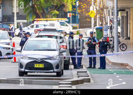 Sydney, Australien. 27. Juni 2023. Alen Moradian, eine mutmaßliche Unterweltfigur mit verdächtigen Verbindungen zu geächteten Motorradbanden, wurde in seinem Auto erschossen und getötet. Die tödliche Schießerei ereignete sich auf dem Tiefgaragenparkplatz von Moradian's Residenz in der Spring Street, Bondi Junction. Er saß zum Zeitpunkt seines Todes in seinem Luxusauto. Die Polizei behandelt das Verbrechen als gezieltes Attentat. Die Polizei auf der Spring Street ist abgesperrt, während die Ermittlungen weitergehen. Kredit: Robert Wallace / Wallace Media Network / Alamy Live News Stockfoto