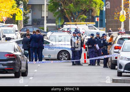 Sydney, Australien. 27. Juni 2023. Alen Moradian, eine mutmaßliche Unterweltfigur mit verdächtigen Verbindungen zu geächteten Motorradbanden, wurde in seinem Auto erschossen und getötet. Die tödliche Schießerei ereignete sich auf dem Tiefgaragenparkplatz von Moradian's Residenz in der Spring Street, Bondi Junction. Er saß zum Zeitpunkt seines Todes in seinem Luxusauto. Die Polizei behandelt das Verbrechen als gezieltes Attentat. Die Polizei auf der Spring Street ist abgesperrt, während die Ermittlungen weitergehen. Kredit: Robert Wallace / Wallace Media Network / Alamy Live News Stockfoto