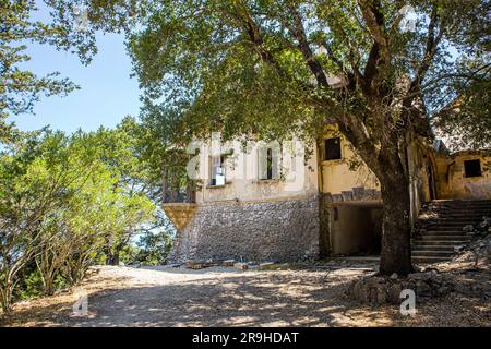 Profitis Elias Hill, Rhodos, Griechenland-20JUN2023-verlassene Villa de Vecchi auf der griechischen Insel Rhodos, Ferienhaus des italienischen Benito Mussolini. Stockfoto