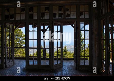 Profitis Elias Hill, Rhodos, Griechenland-20JUN2023-verlassene Villa de Vecchi auf der griechischen Insel Rhodos, Ferienhaus des italienischen Benito Mussolini. Stockfoto