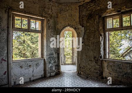 Profitis Elias Hill, Rhodos, Griechenland-20JUN2023-verlassene Villa de Vecchi auf der griechischen Insel Rhodos, Ferienhaus des italienischen Benito Mussolini. Stockfoto