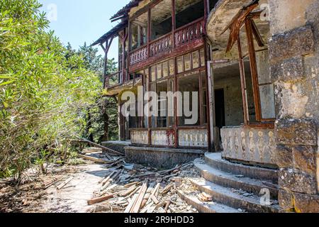 Profitis Elias Hill, Rhodos, Griechenland-20JUN2023-verlassene Villa de Vecchi auf der griechischen Insel Rhodos, Ferienhaus des italienischen Benito Mussolini. Stockfoto